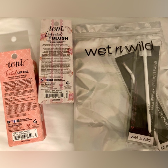 Ioni Liquid Blush and Lip Oil Set W/Bonus Wet n’ Wild Brushes - Picture 4 of 5
